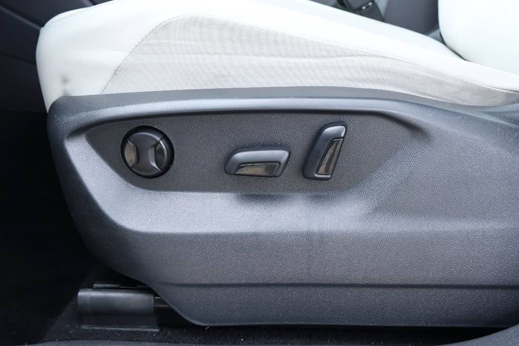 Thumbnail: 2021 Volkswagen Tiguan - 24