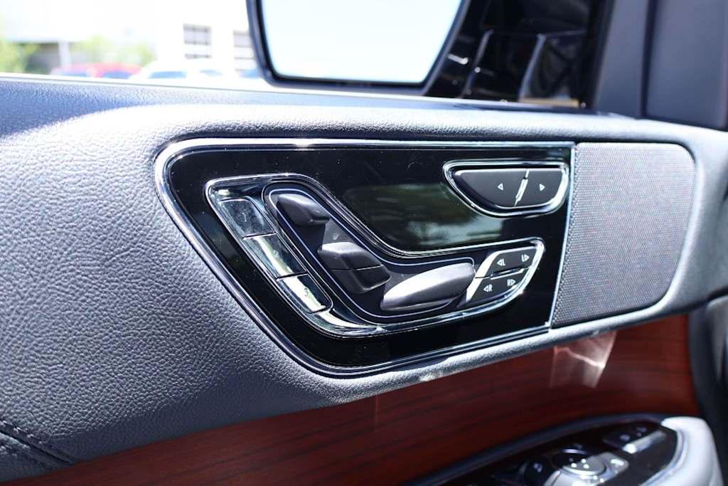 Thumbnail: 2024 Lincoln Navigator - 24