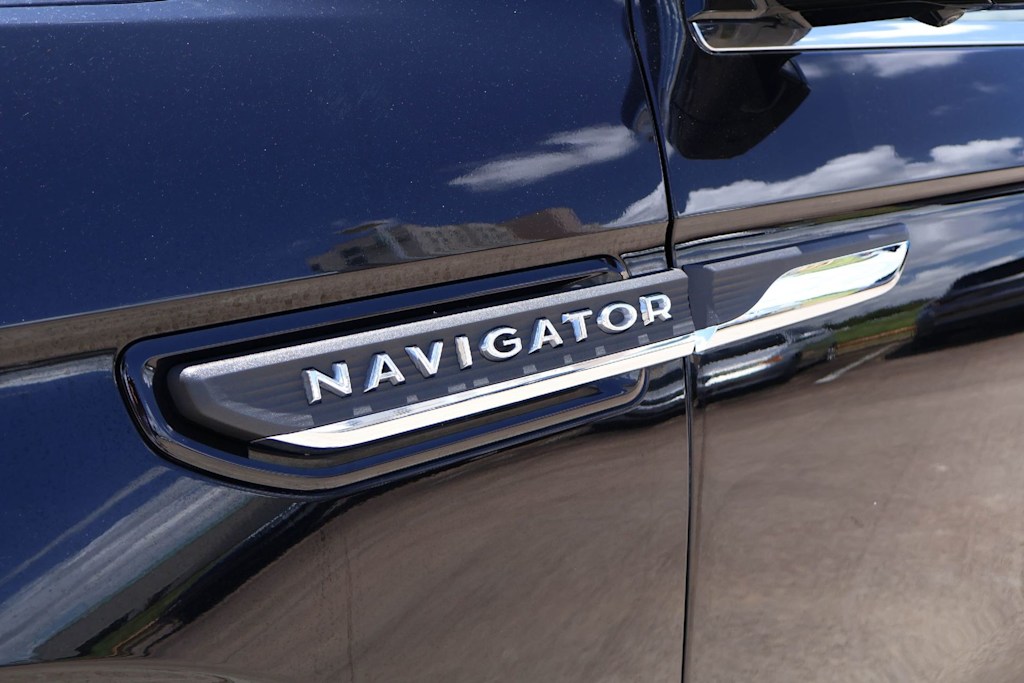 Thumbnail: 2024 Lincoln Navigator - 7