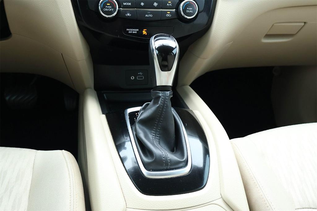 Thumbnail: 2018 Nissan Rogue - 16