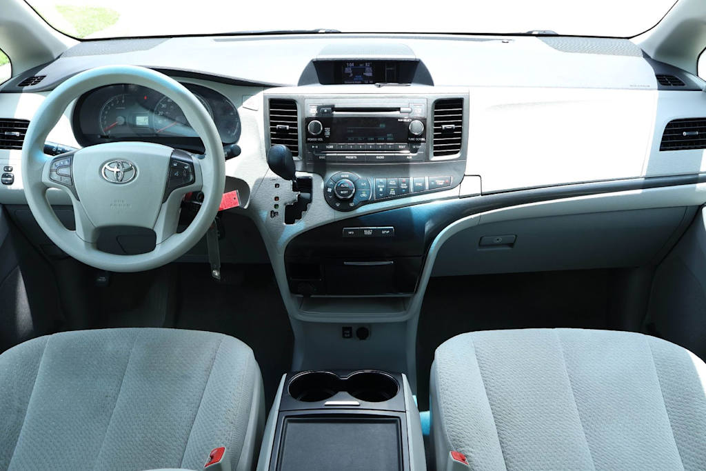 Thumbnail: 2014 Toyota Sienna - 10