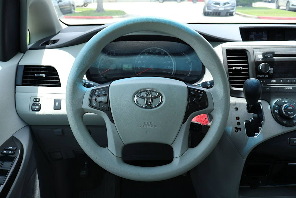 Thumbnail: 2014 Toyota Sienna - 13