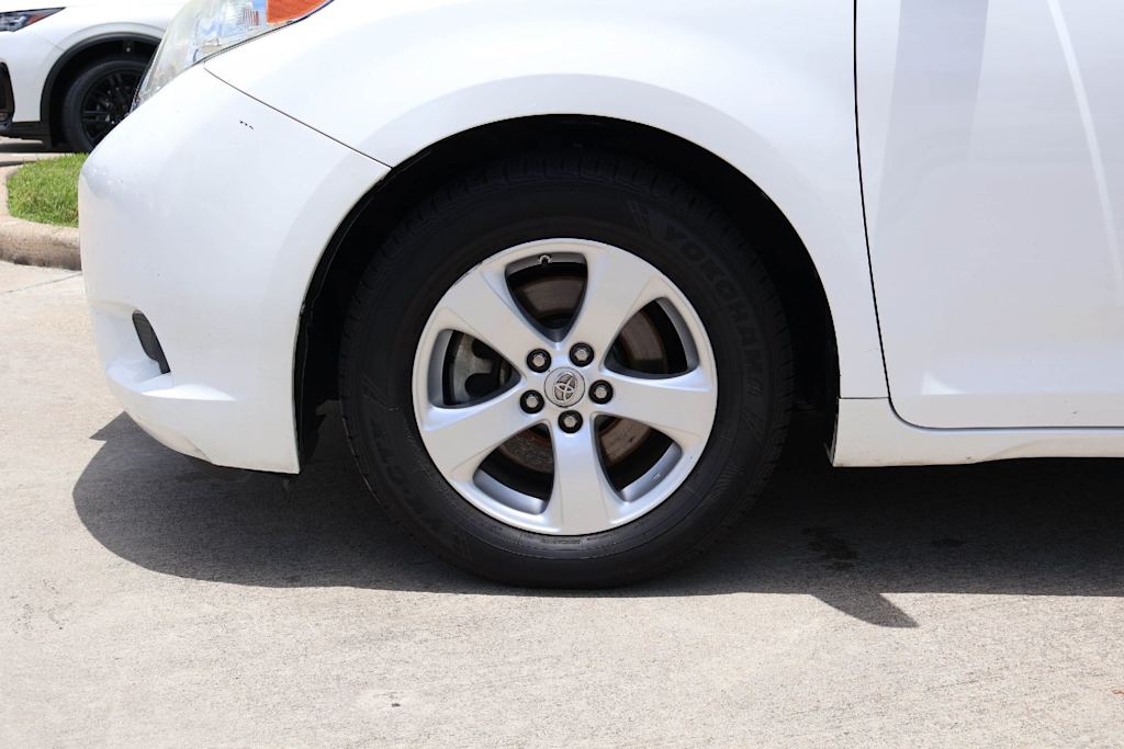 Thumbnail: 2014 Toyota Sienna - 8