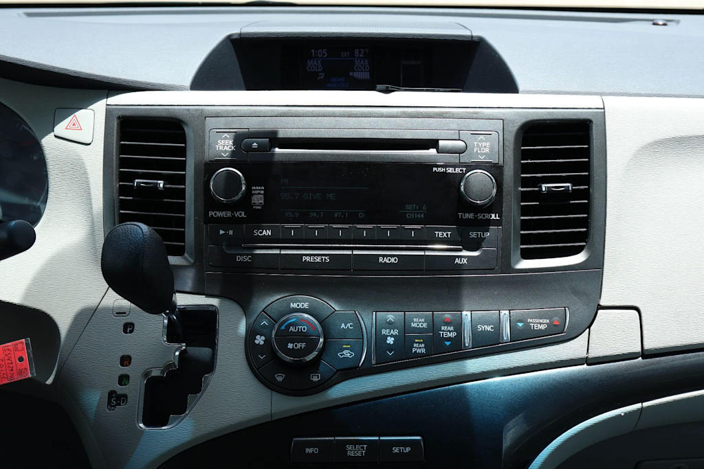 Thumbnail: 2014 Toyota Sienna - 15