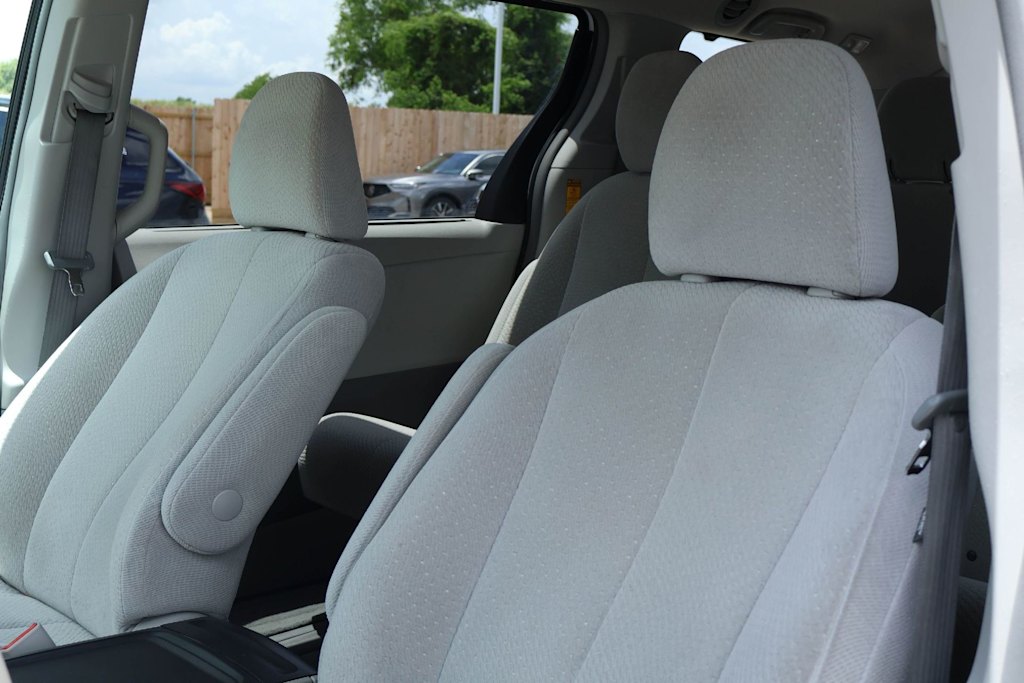 Thumbnail: 2014 Toyota Sienna - 11