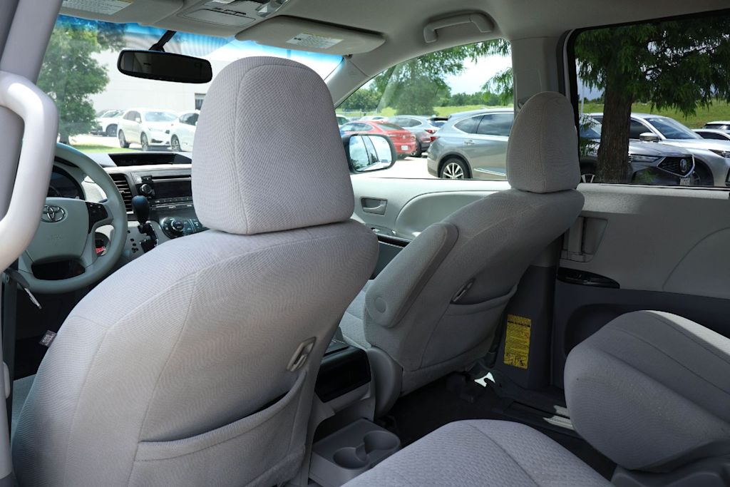 Thumbnail: 2014 Toyota Sienna - 12