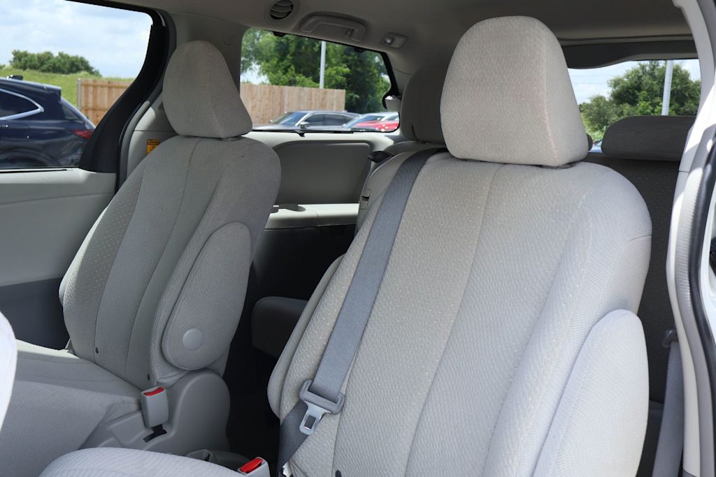 Thumbnail: 2014 Toyota Sienna - 21