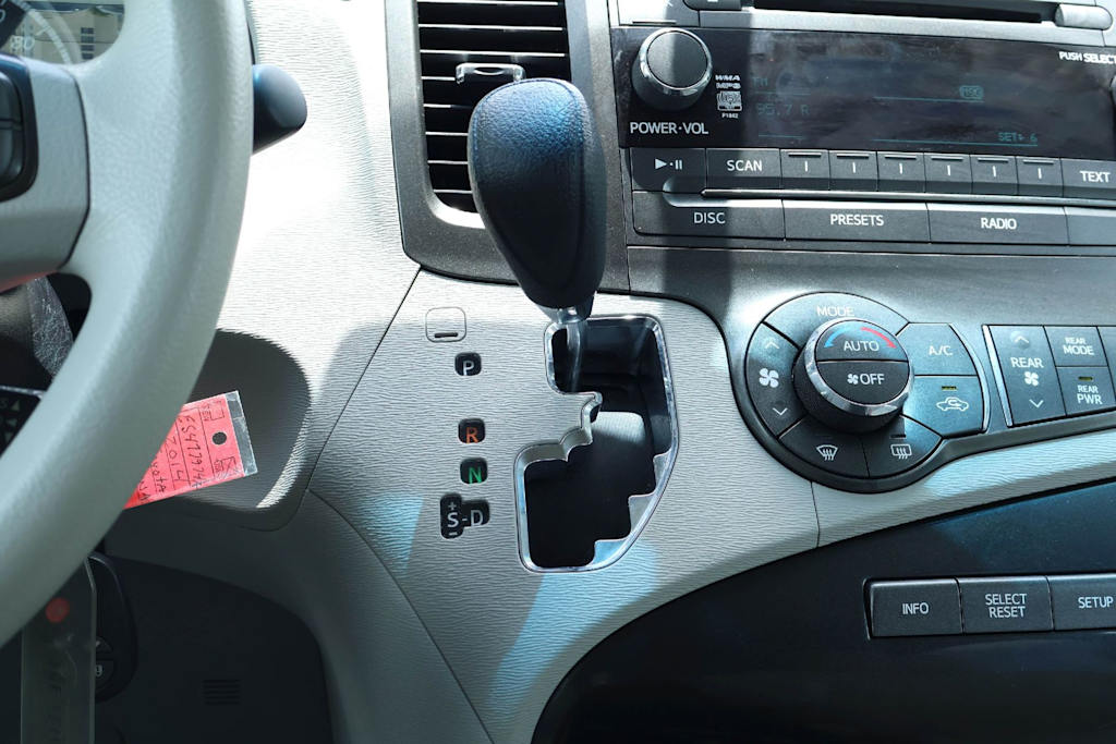 Thumbnail: 2014 Toyota Sienna - 14