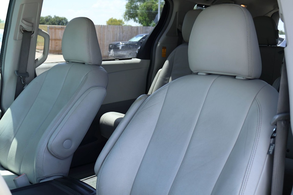 Thumbnail: 2014 Toyota Sienna - 11
