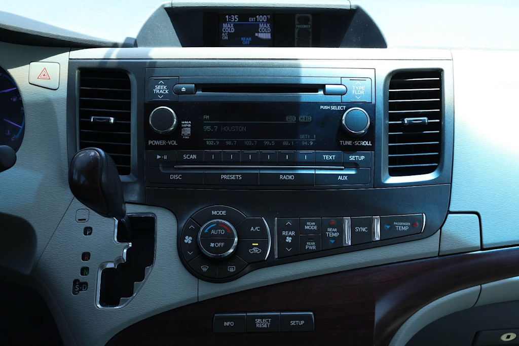 Thumbnail: 2014 Toyota Sienna - 15