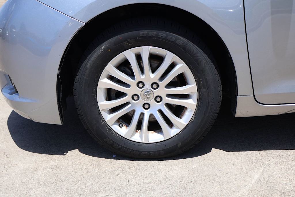 Thumbnail: 2014 Toyota Sienna - 8