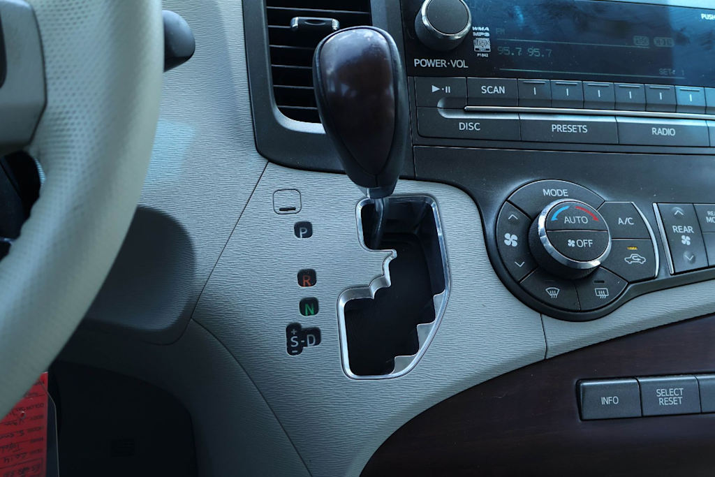 Thumbnail: 2014 Toyota Sienna - 14