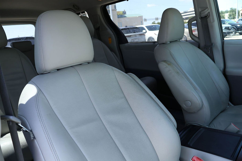 Thumbnail: 2014 Toyota Sienna - 21