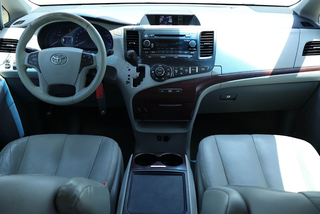 Thumbnail: 2014 Toyota Sienna - 10
