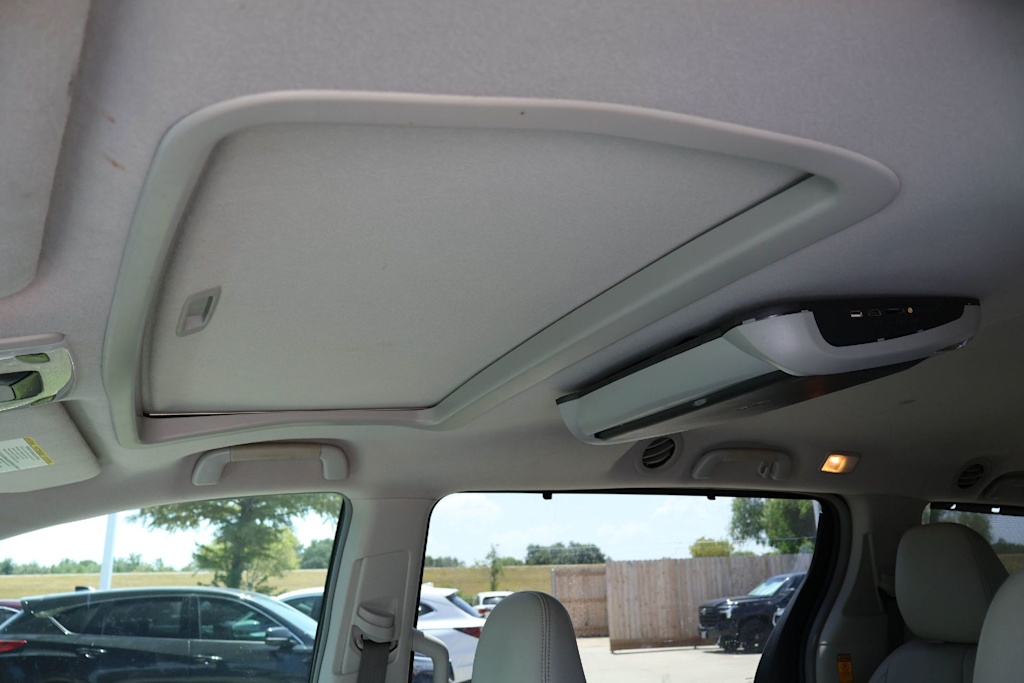 Thumbnail: 2014 Toyota Sienna - 28