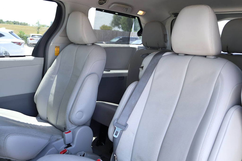 Thumbnail: 2014 Toyota Sienna - 20
