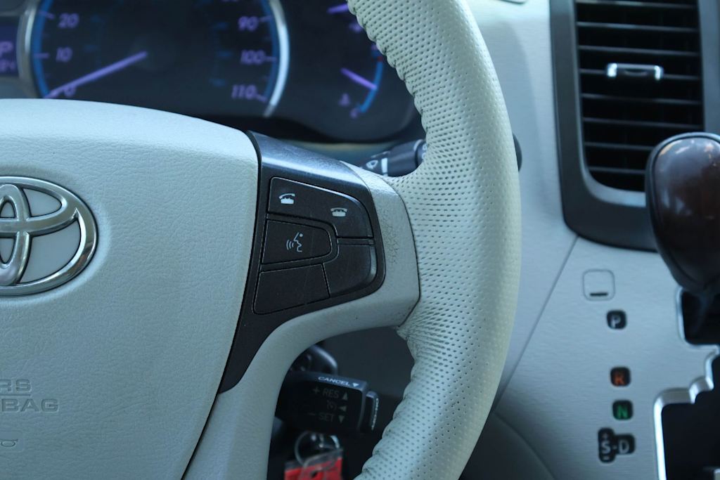 Thumbnail: 2014 Toyota Sienna - 23