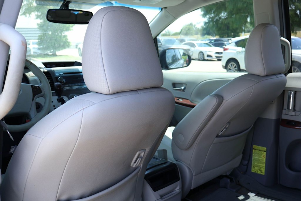 Thumbnail: 2014 Toyota Sienna - 12