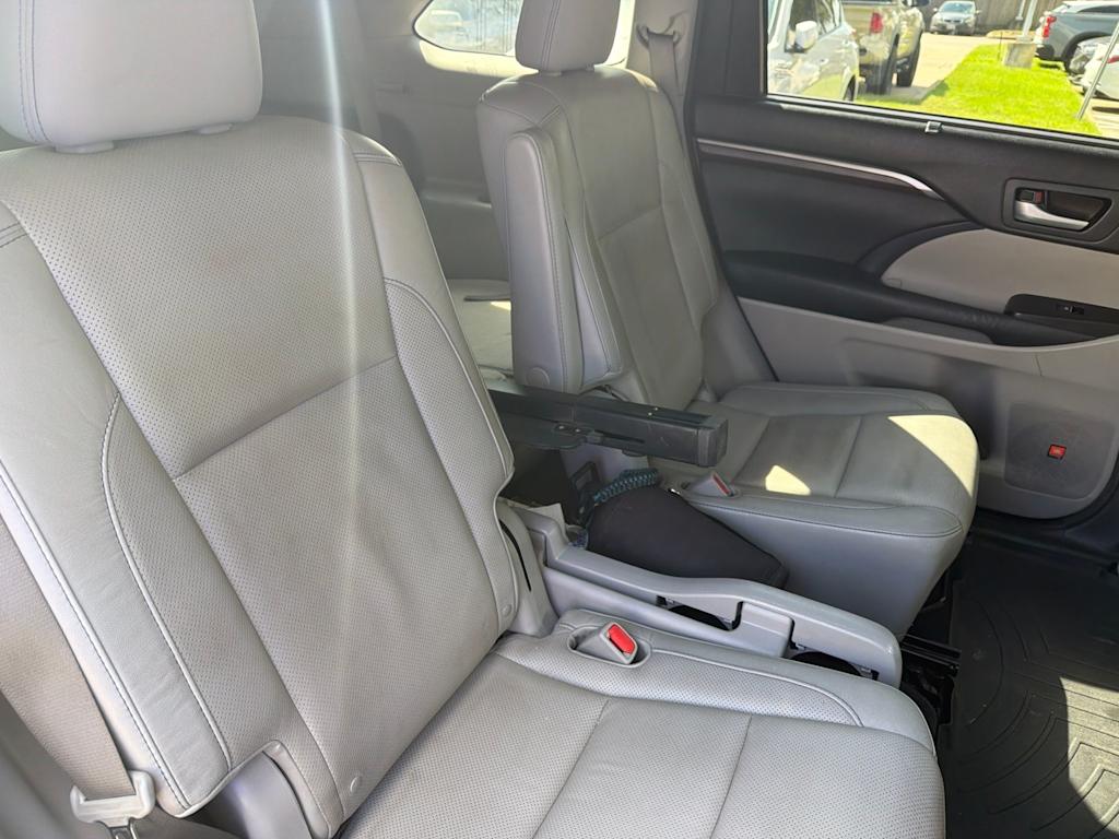 Thumbnail: 2015 Toyota Highlander - 9