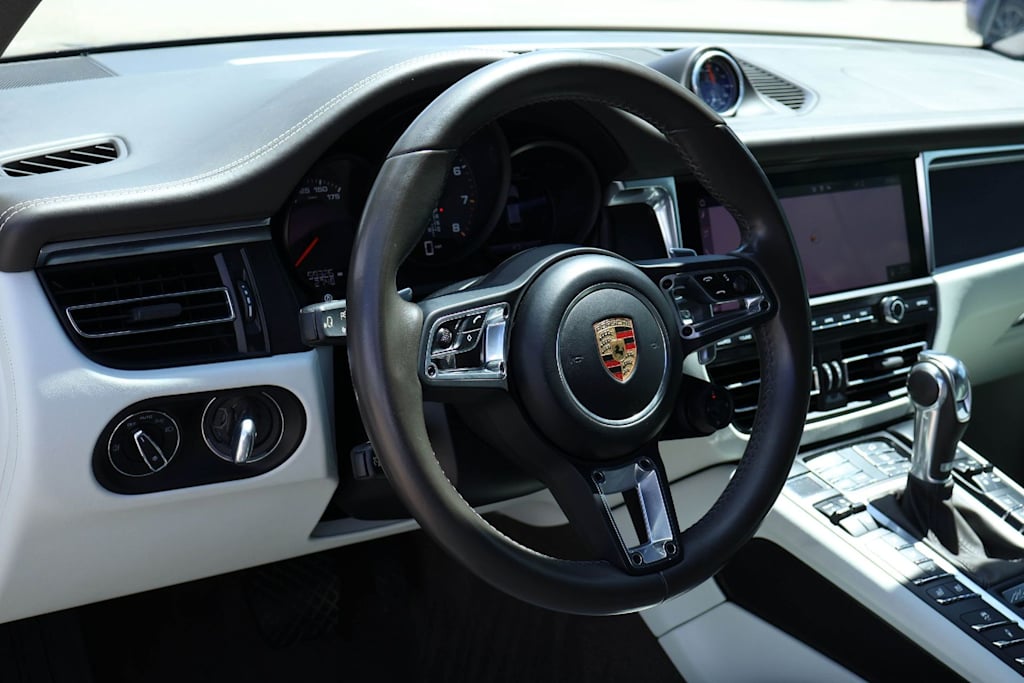 Thumbnail: 2021 Porsche Macan - 2