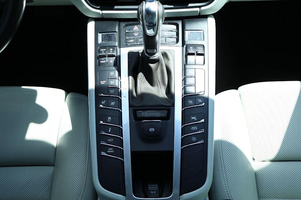 Thumbnail: 2021 Porsche Macan - 25