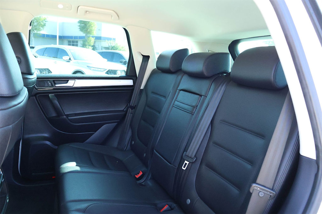 Thumbnail: 2017 Volkswagen Touareg - 21