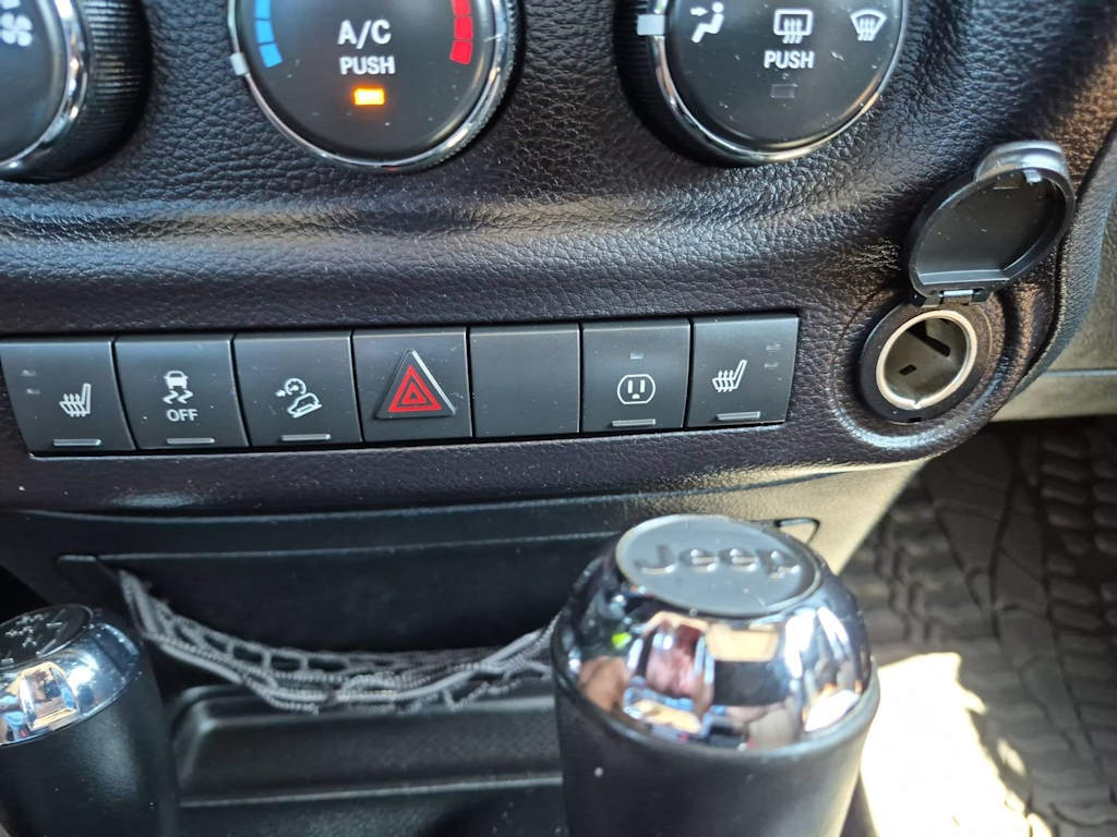 Thumbnail: 2016 Jeep Wrangler - 34