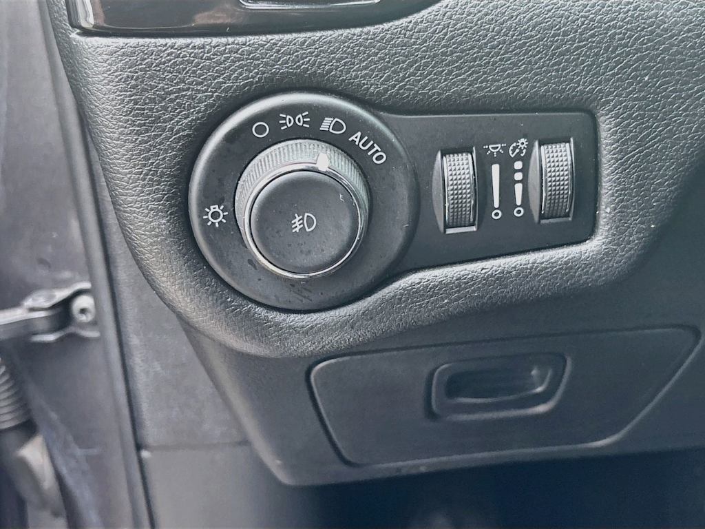 Thumbnail: 2021 Jeep Cherokee - 22