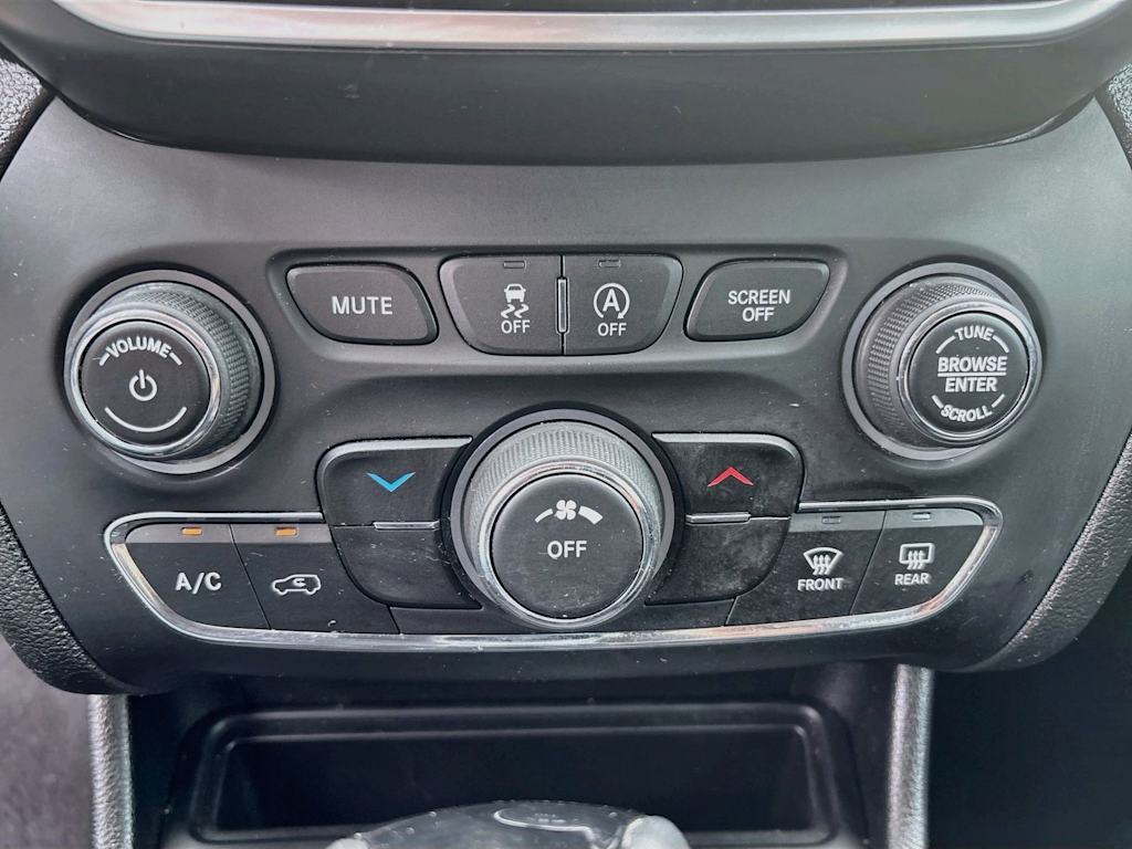 Thumbnail: 2021 Jeep Cherokee - 24