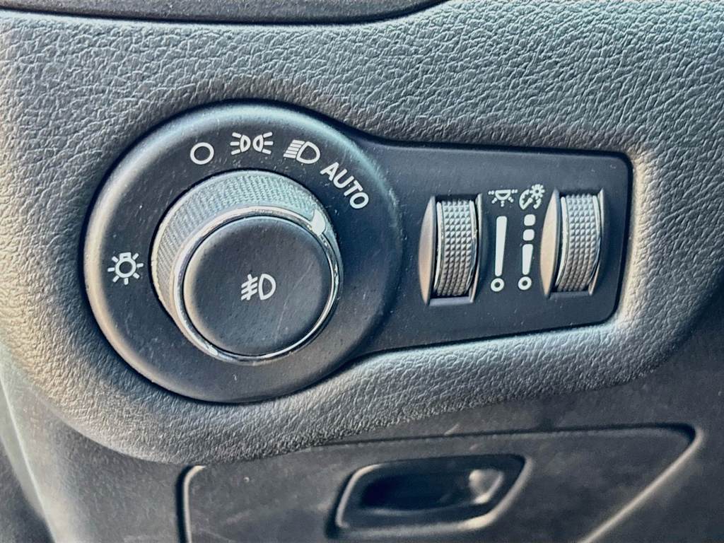 Thumbnail: 2022 Jeep Cherokee - 23