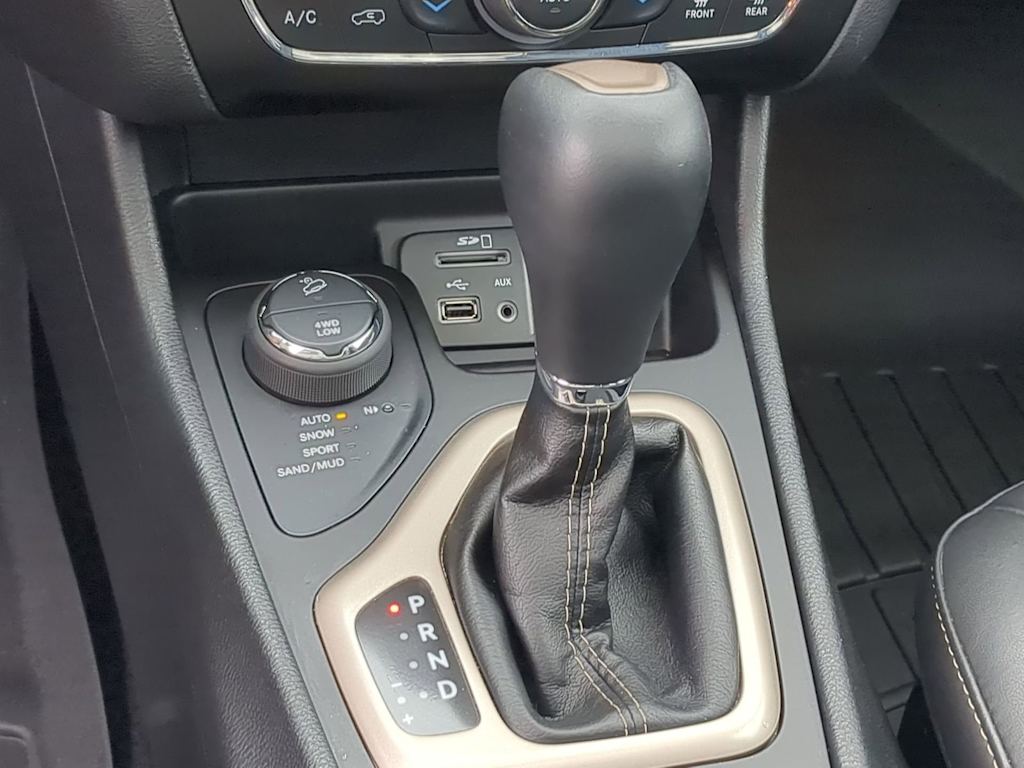 Thumbnail: 2017 Jeep Cherokee - 15