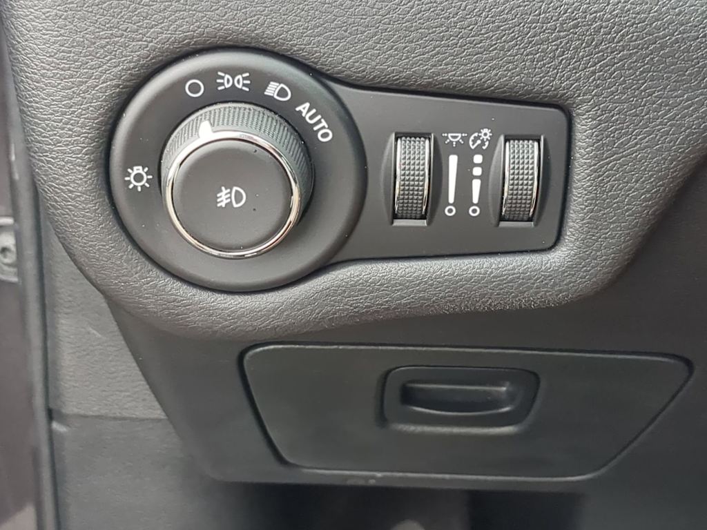 Thumbnail: 2017 Jeep Cherokee - 36