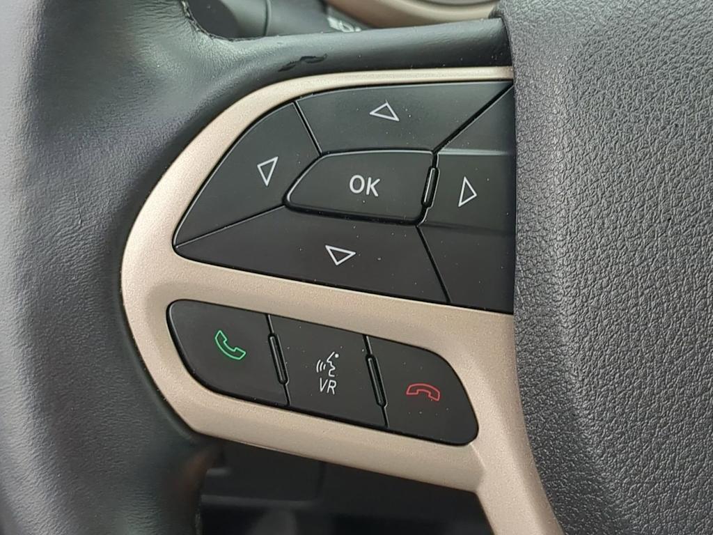 Thumbnail: 2017 Jeep Cherokee - 32