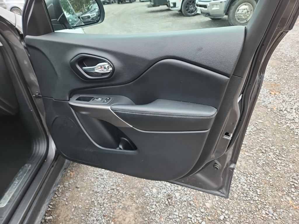 Thumbnail: 2021 Jeep Cherokee - 23