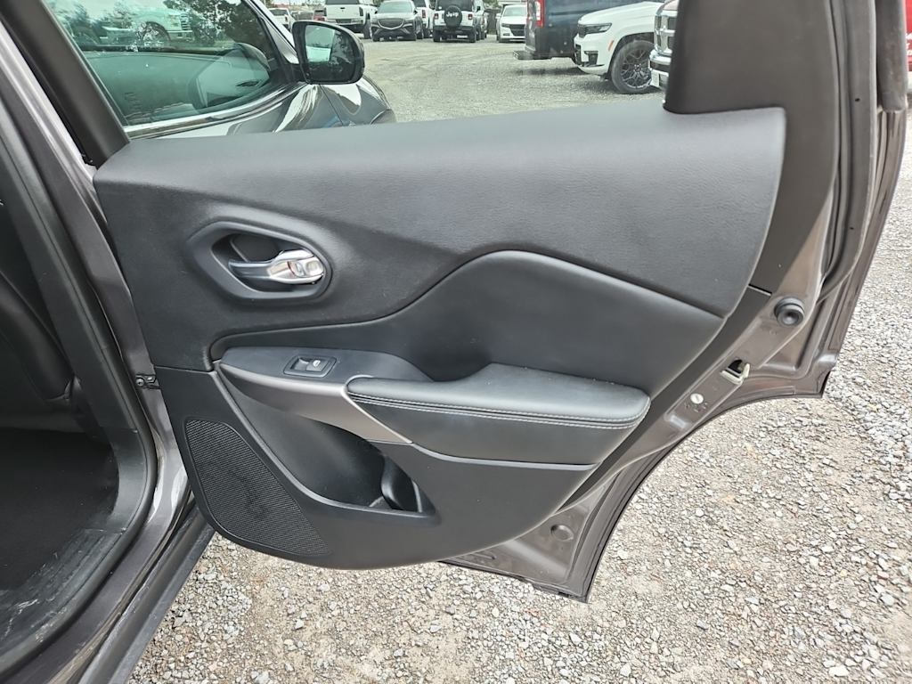 Thumbnail: 2021 Jeep Cherokee - 25