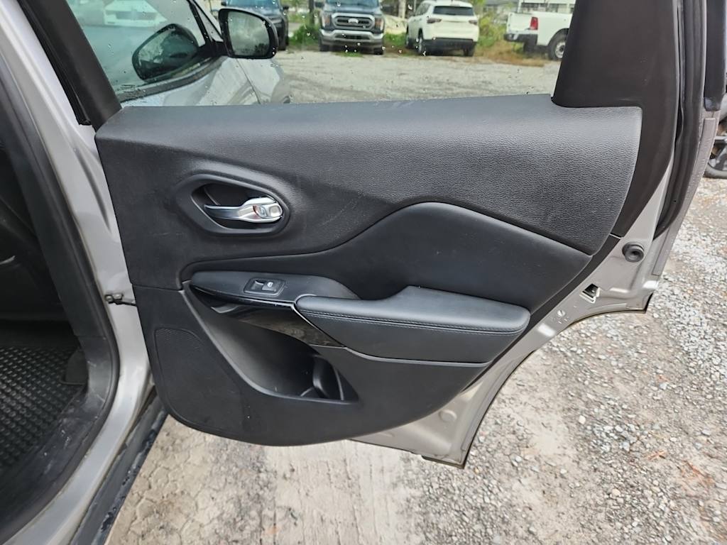 Thumbnail: 2020 Jeep Cherokee - 25