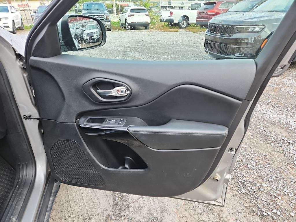 Thumbnail: 2020 Jeep Cherokee - 23