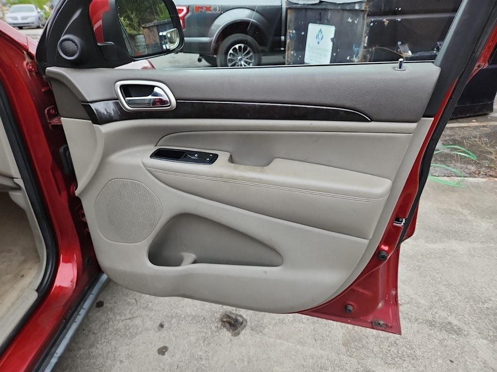 Thumbnail: 2011 Jeep Grand Cherokee - 23