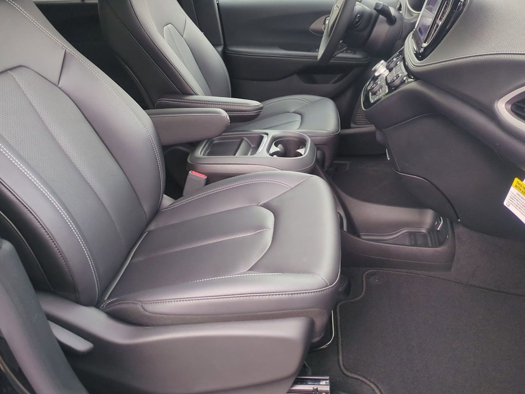 Thumbnail: 2027 Chrysler Pacifica - 26