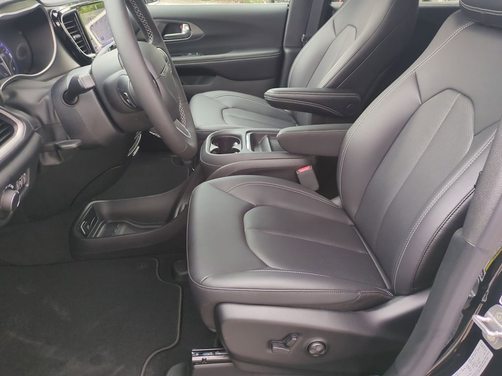 Thumbnail: 2027 Chrysler Pacifica - 11