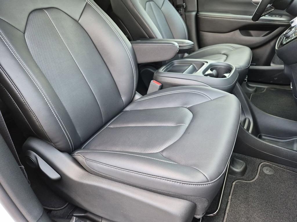 Thumbnail: 2027 Chrysler Pacifica - 25
