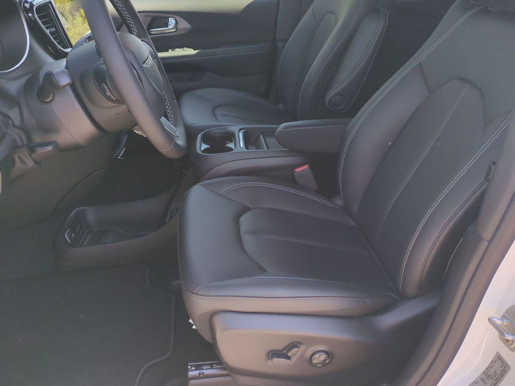 Thumbnail: 2027 Chrysler Pacifica - 10