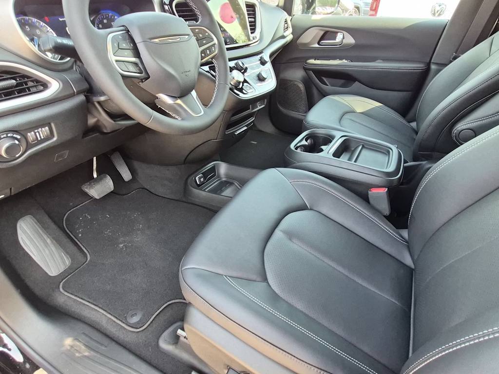 Thumbnail: 2027 Chrysler Pacifica - 10
