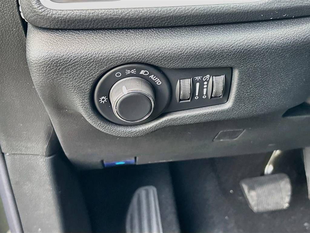 Thumbnail: 2027 Chrysler Pacifica - 4