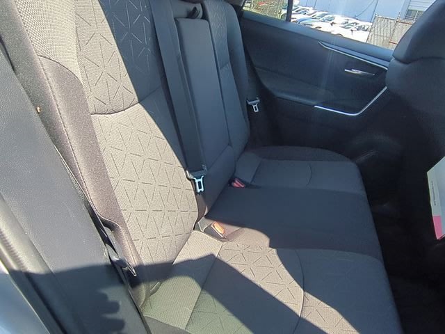 2021 Toyota RAV4 XLE 27