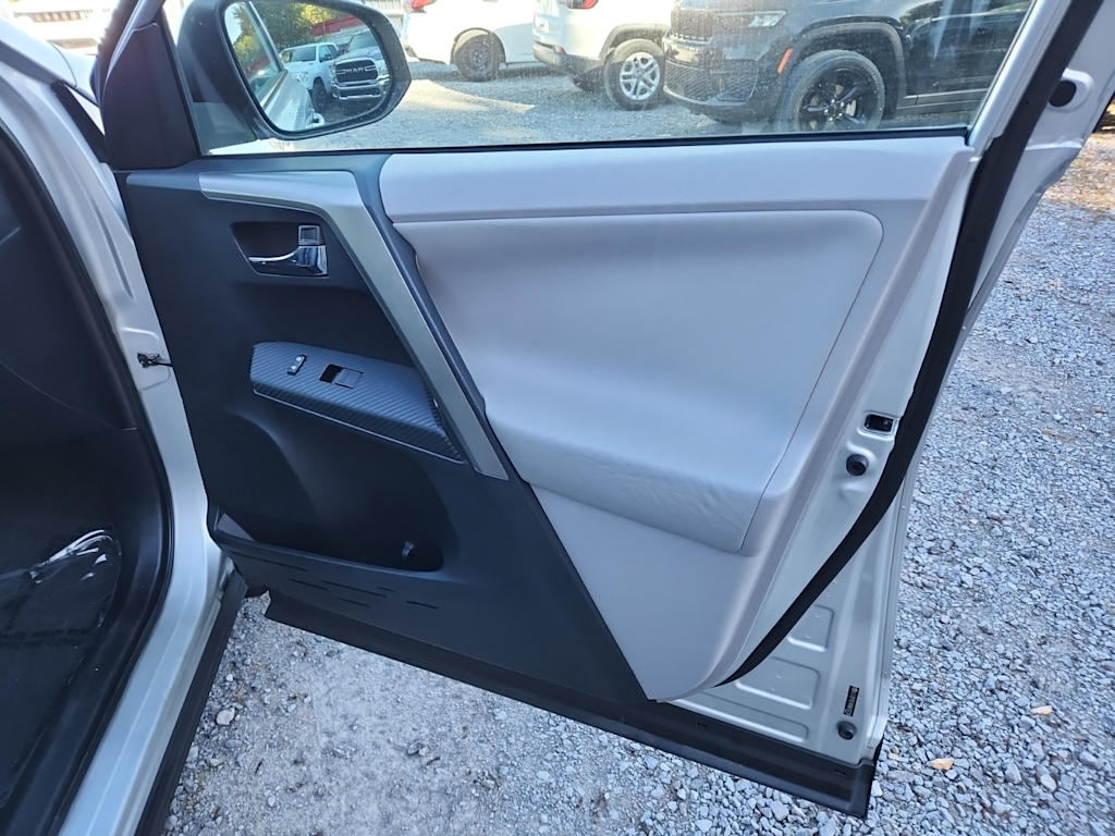 Thumbnail: 2013 Toyota RAV4 - 23