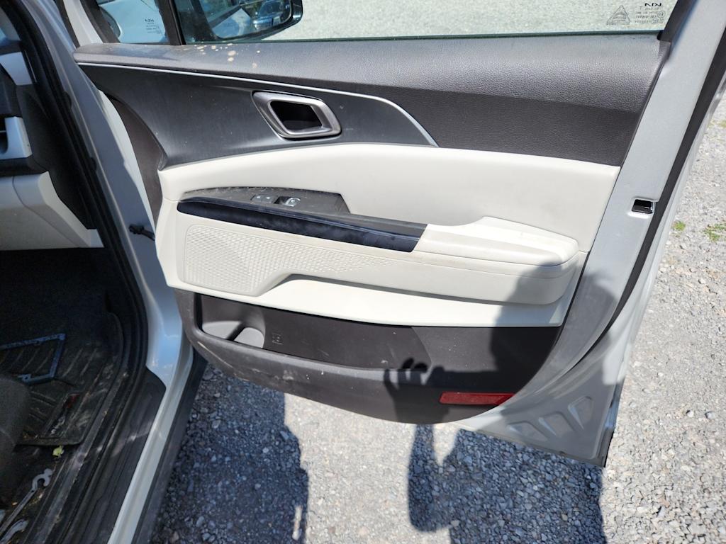 Thumbnail: 2022 Kia Carnival - 23