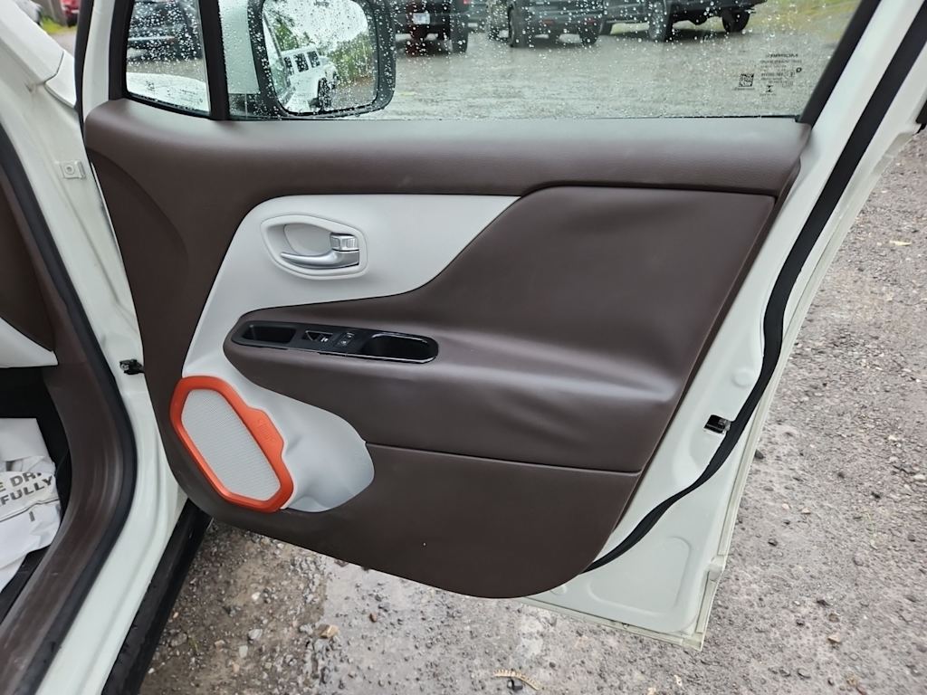 Thumbnail: 2015 Jeep Renegade - 23