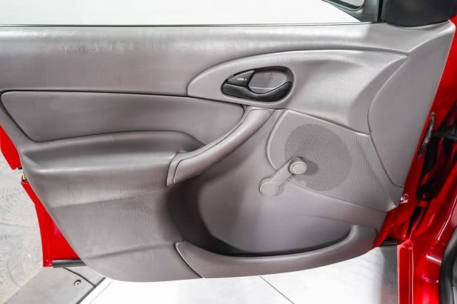 Thumbnail: 2002 Ford Focus - 24