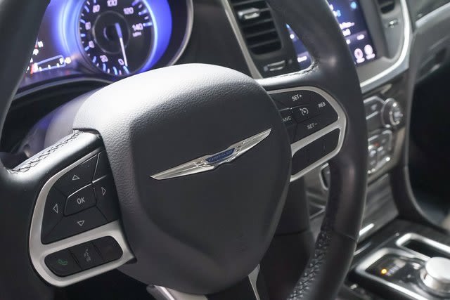 2017 Chrysler 300 Limited Edition 24